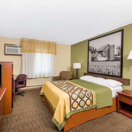 Super 8 By Wyndham Fairmont Hotel Exterior photo
