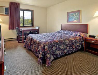 Super 8 By Wyndham Fairmont Hotel Room photo