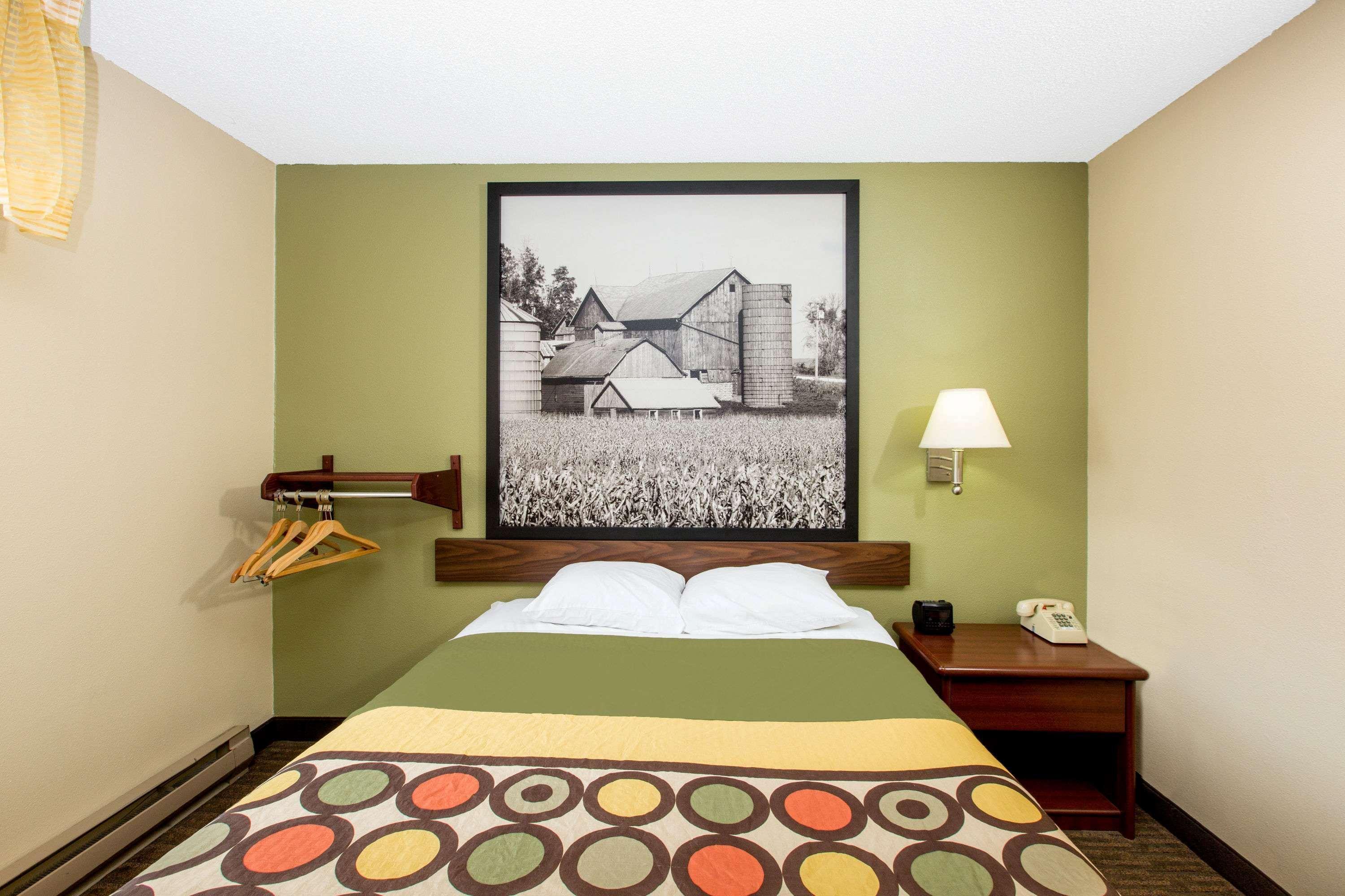 Super 8 By Wyndham Fairmont Hotel Exterior photo