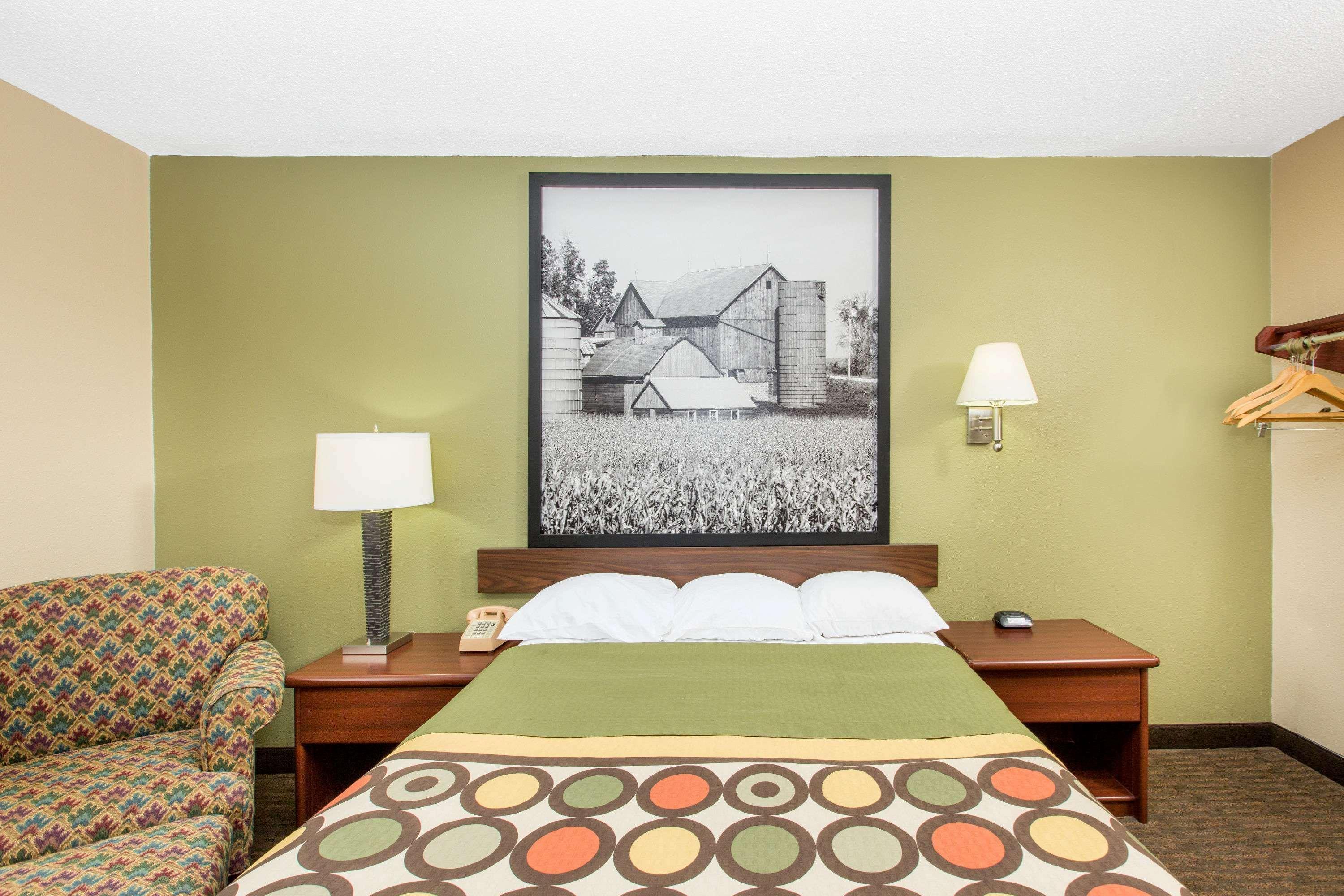 Super 8 By Wyndham Fairmont Hotel Exterior photo
