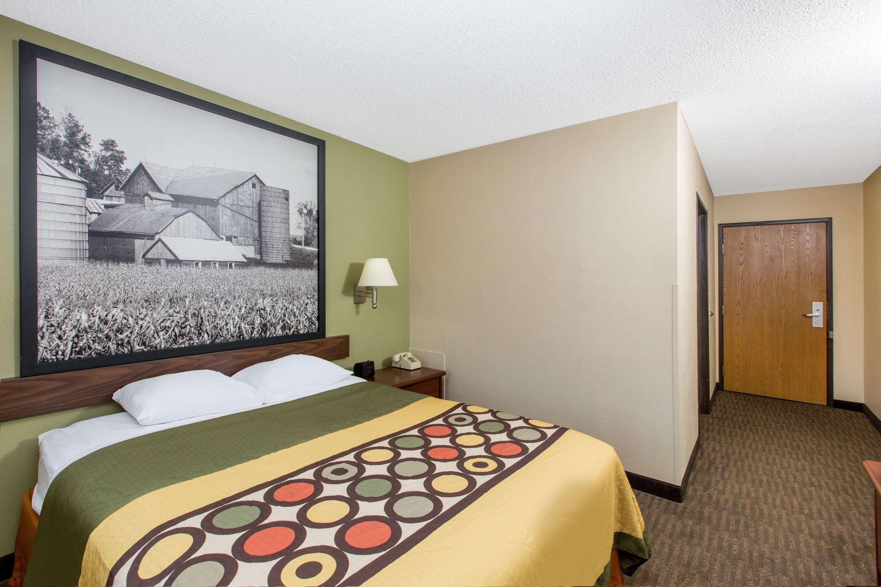 Super 8 By Wyndham Fairmont Hotel Exterior photo