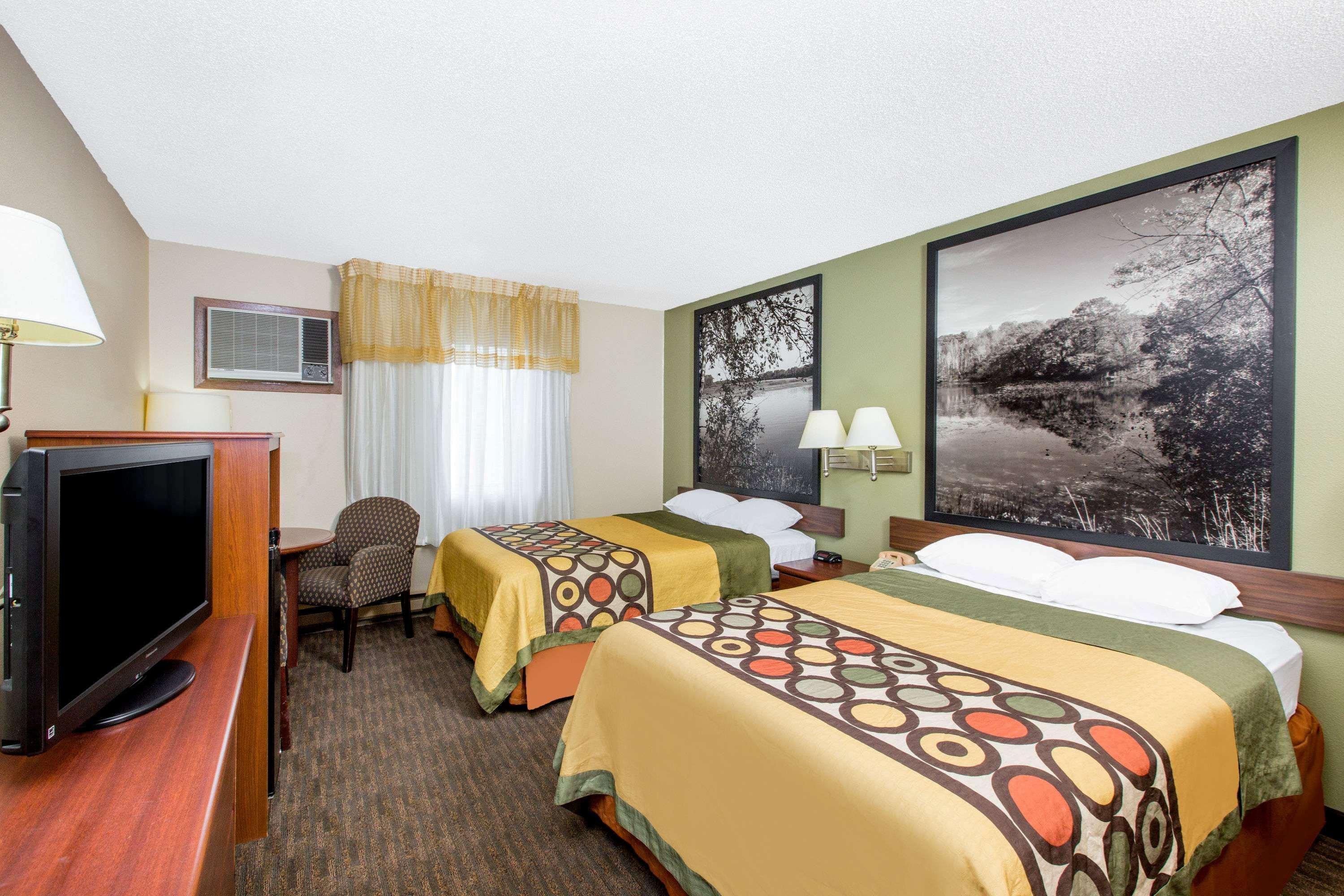 Super 8 By Wyndham Fairmont Hotel Exterior photo