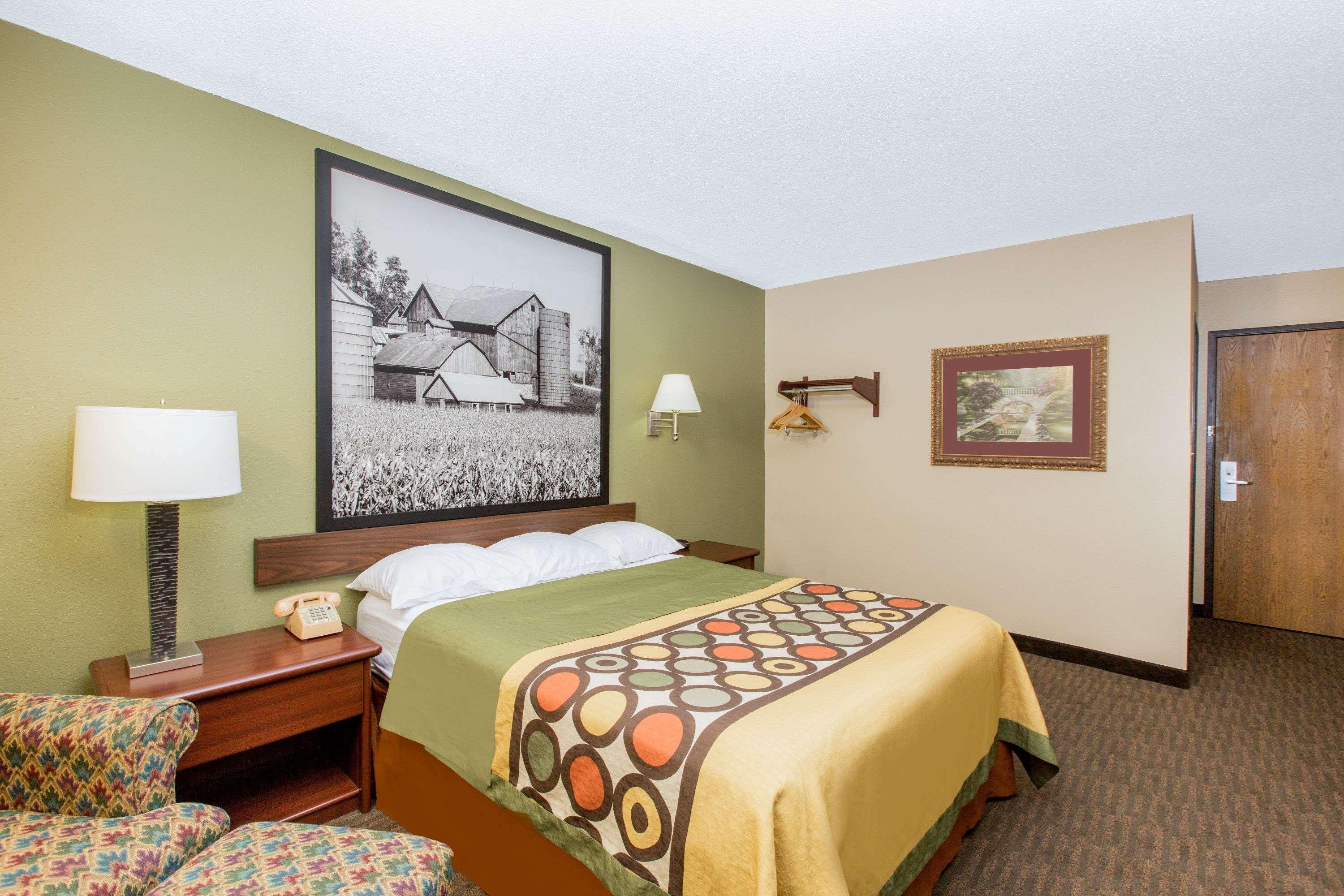 Super 8 By Wyndham Fairmont Hotel Exterior photo
