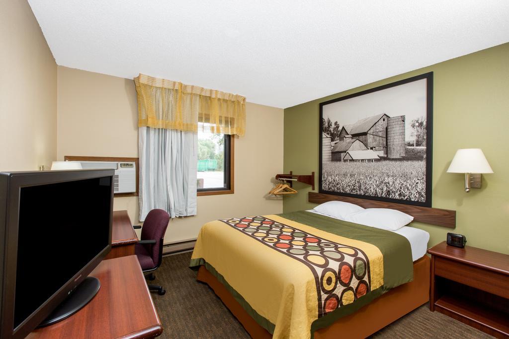 Super 8 By Wyndham Fairmont Hotel Exterior photo