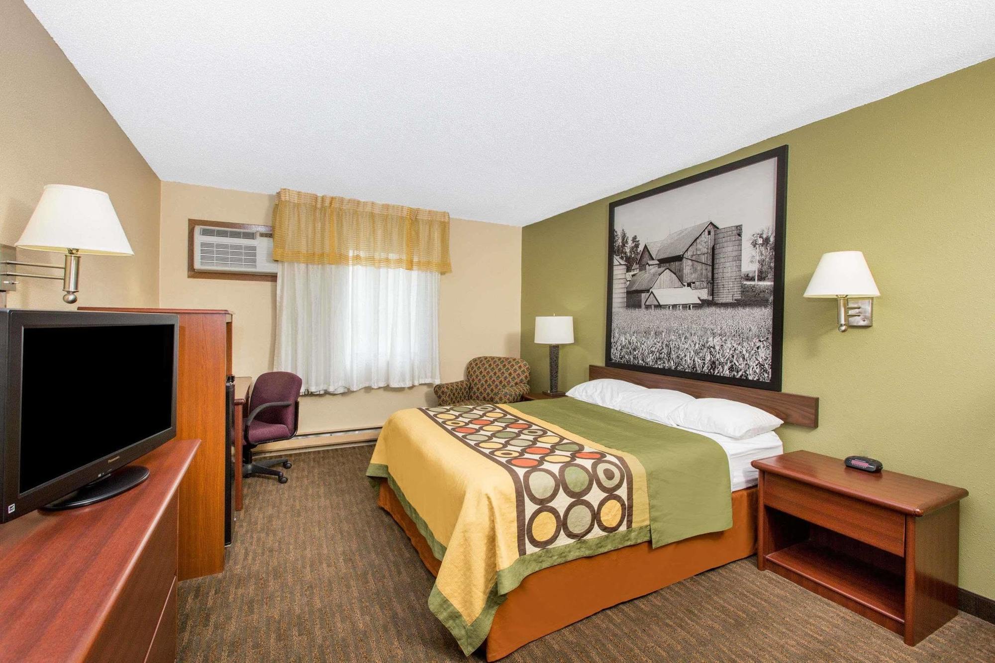 Super 8 By Wyndham Fairmont Hotel Exterior photo